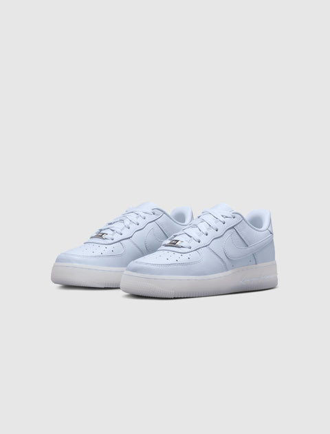Light purple low-top sneakers with white sole and tonal stitching on a plain background