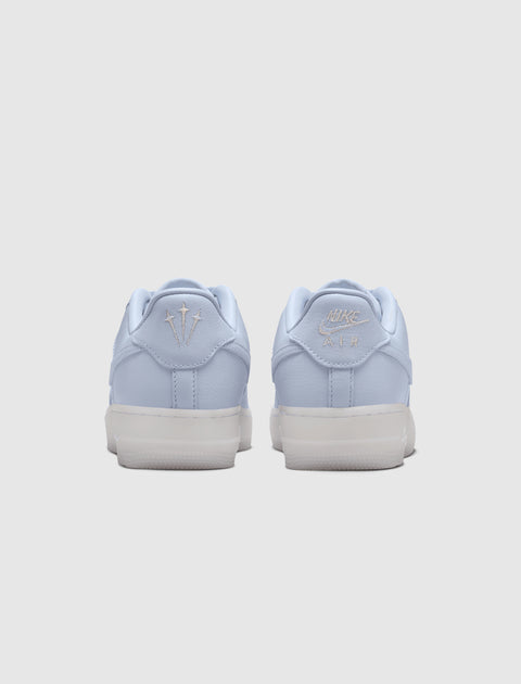 Light purple Nike Air Force 1 sneakers rear view, embroidered details, white sole