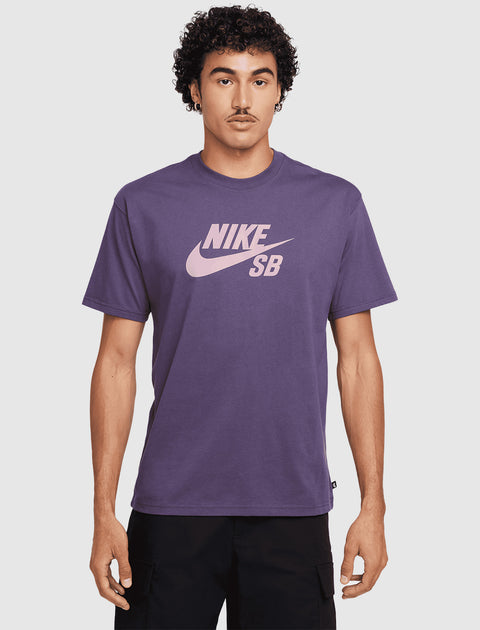 Man wearing a purple Nike SB t-shirt with pink logo, streetwear fashion
