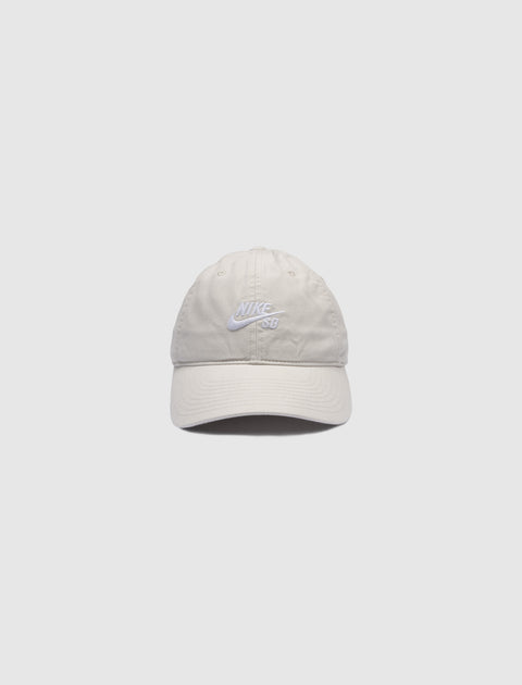 Beige Nike SB baseball cap with white embroidered logo, streetwear accessory