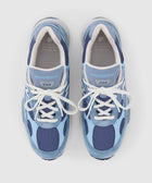 New Balance 992 sneakers in blue suede and mesh, top view, white laces, athletic footwear