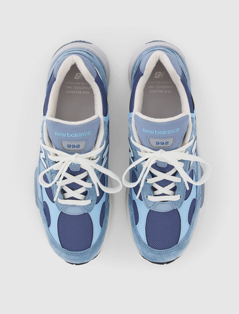New Balance 992 sneakers in blue suede and mesh, top view, white laces, athletic footwear